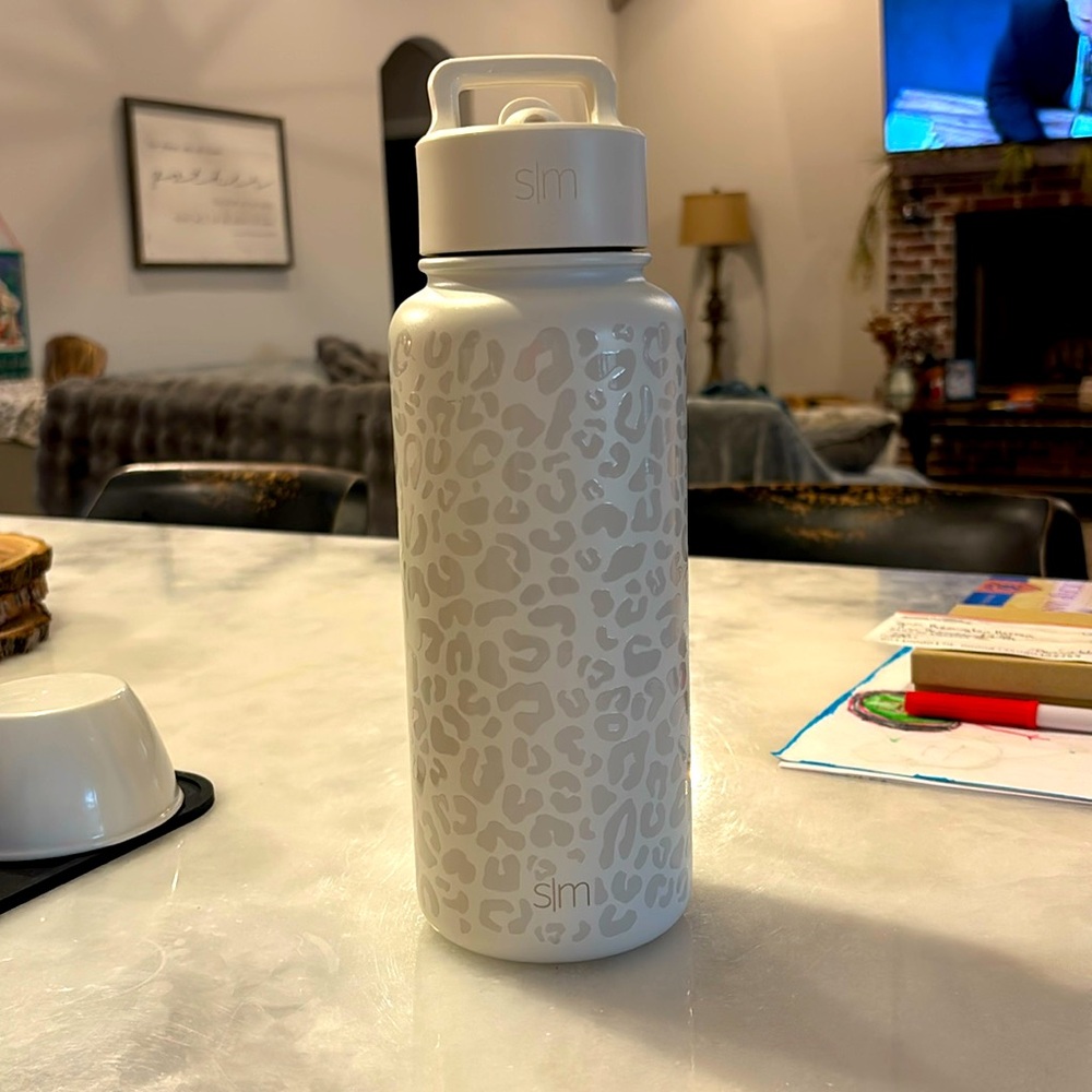 Simply modern 32oz water bottle.